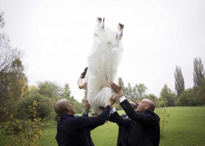 sposa e testimoni di nozze felici